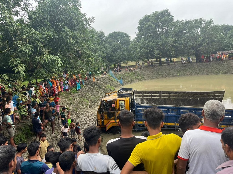 চাঁপাইনবাবগঞ্জে সড়কপাশের পুকুরে সিমেন্টবোঝাই ট্রাক উল্টে ট্রাকের ছাদে থাকা দুই শ্রমিক নিহত